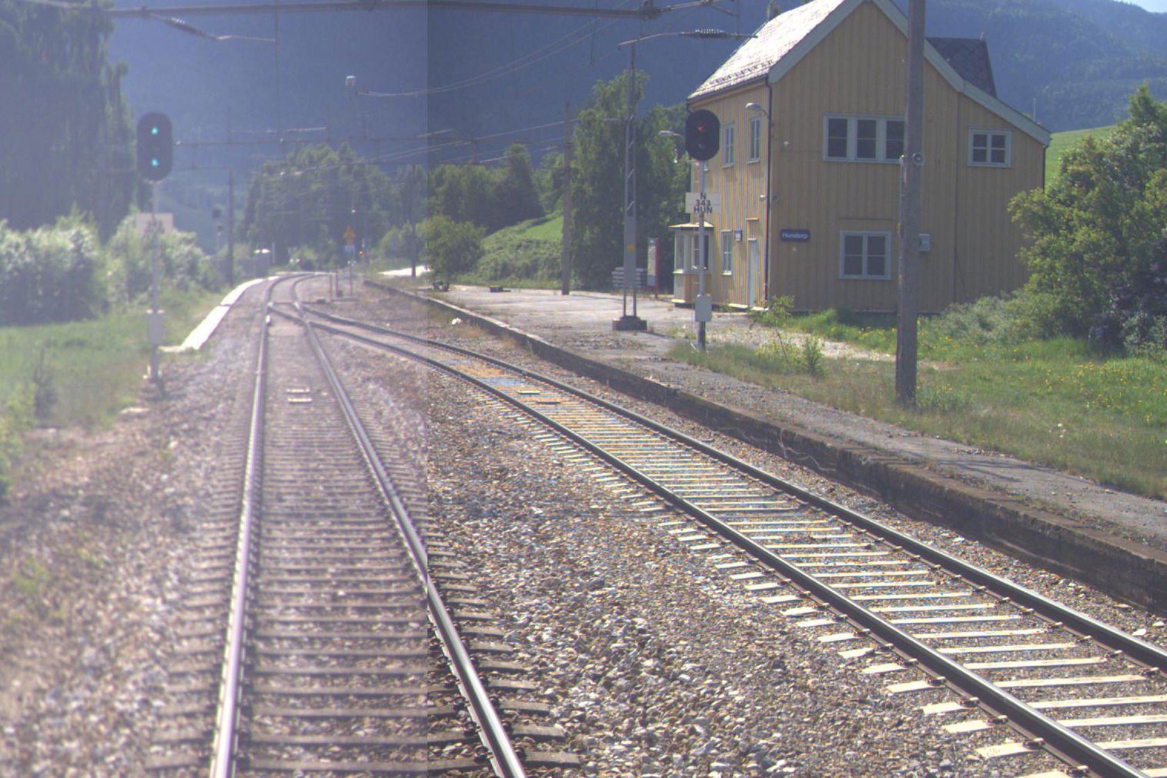 Tracks and station building at Hundorp station