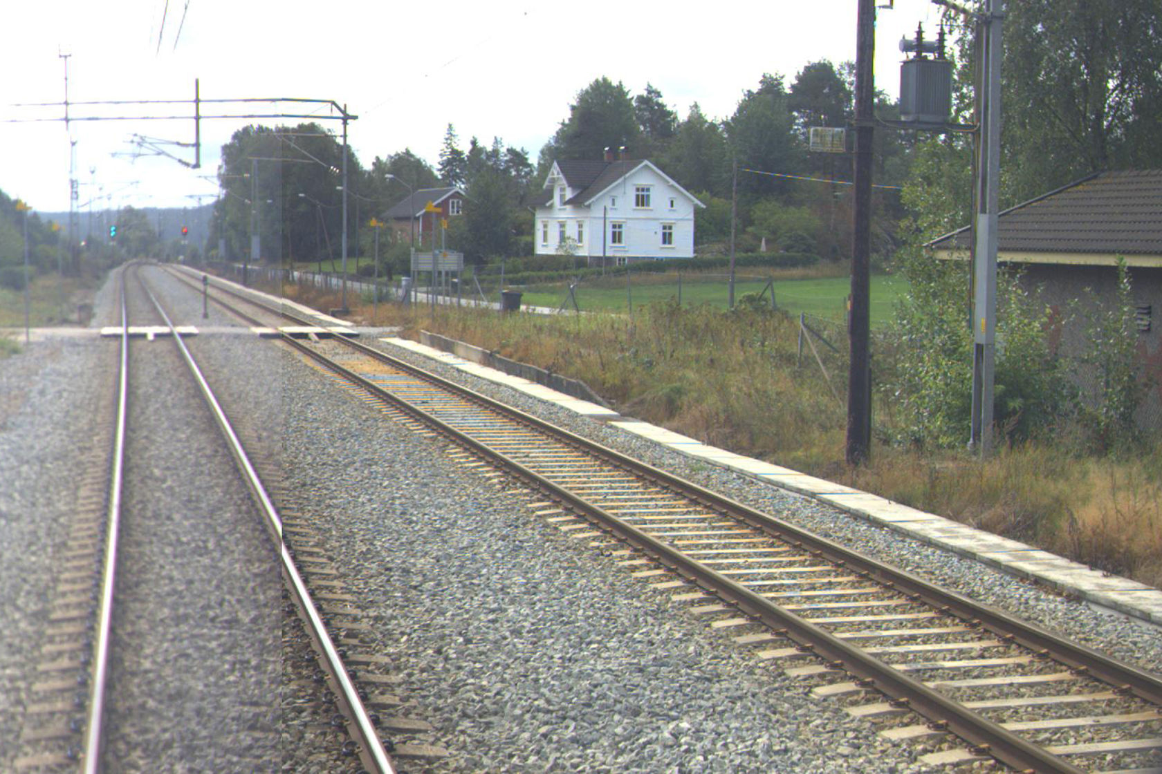 Tracks and building at Ingedal station