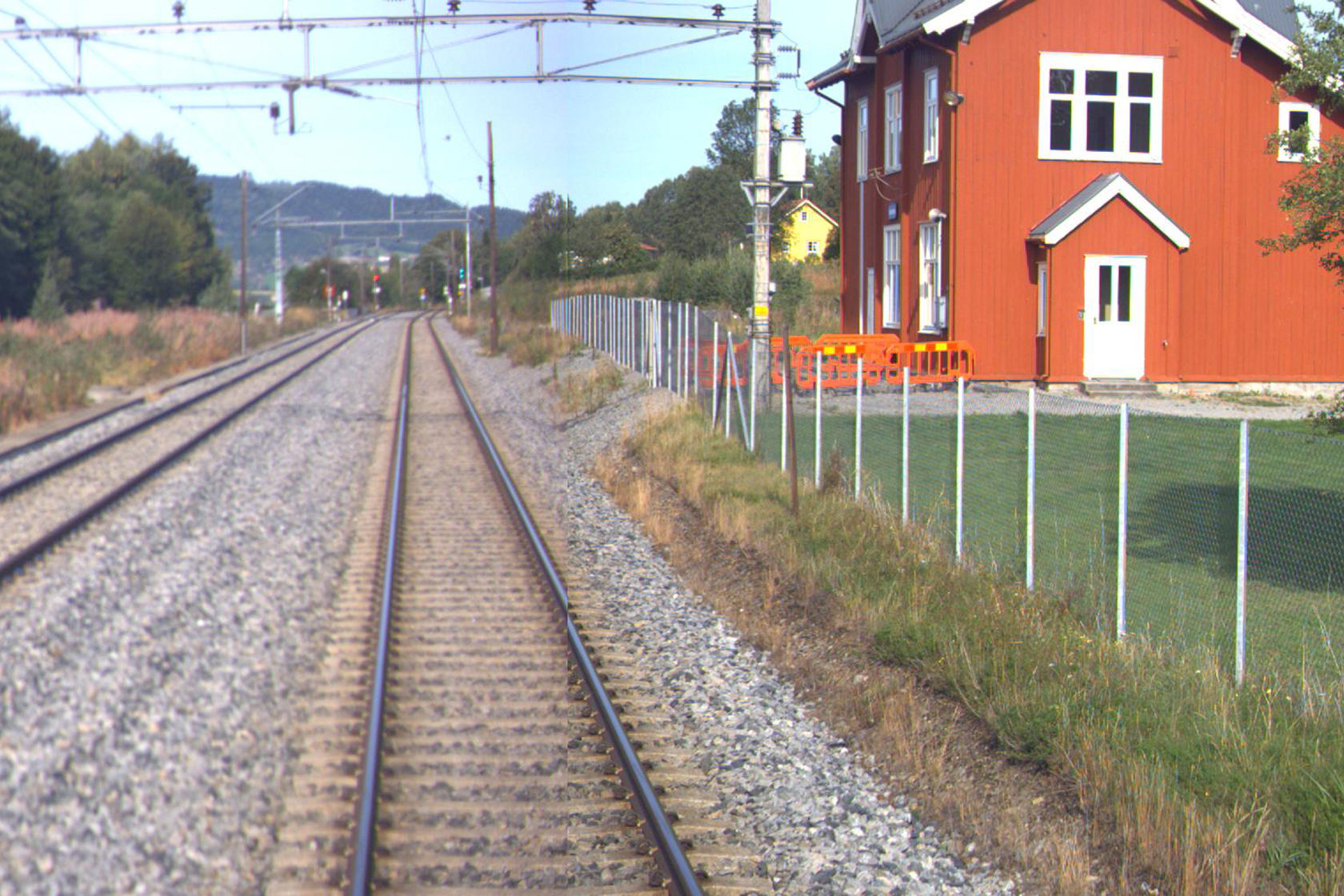 Tracks and station building at Jessnes station