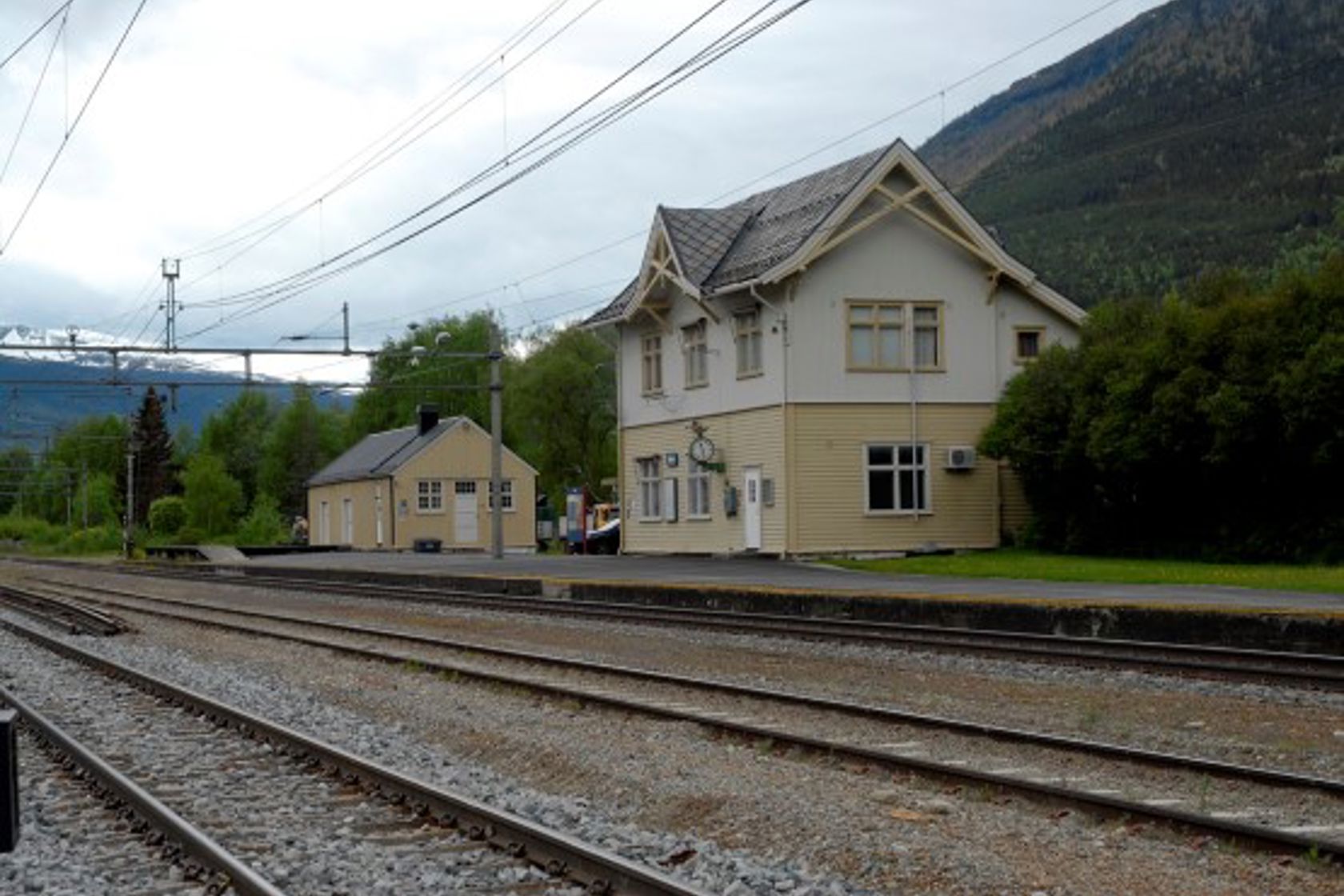 Exterior view of Kvam station