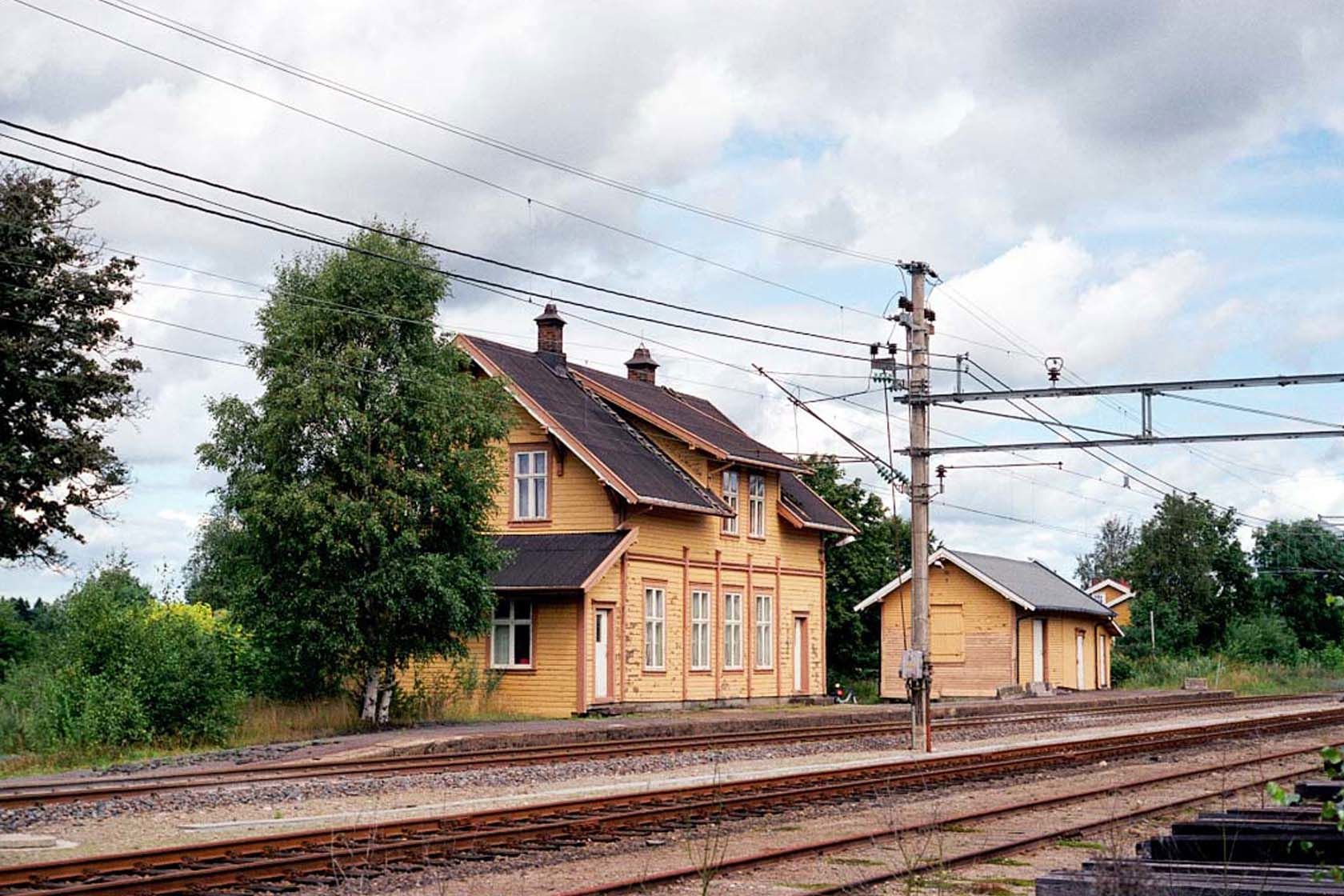 Tracks and station building at Lauve station
