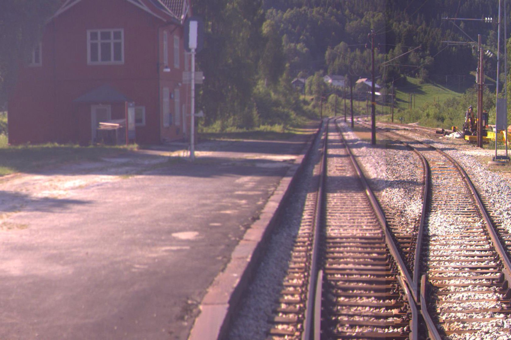 Tracks and station building at Losna station