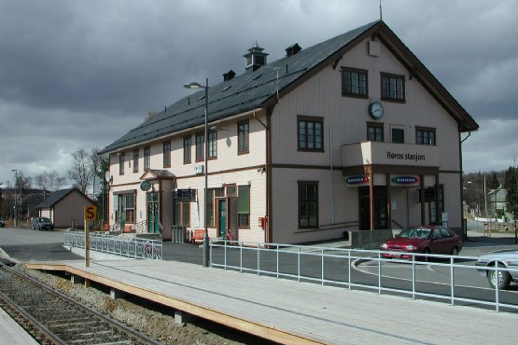 Eksteriørfoto av Røros stasjon