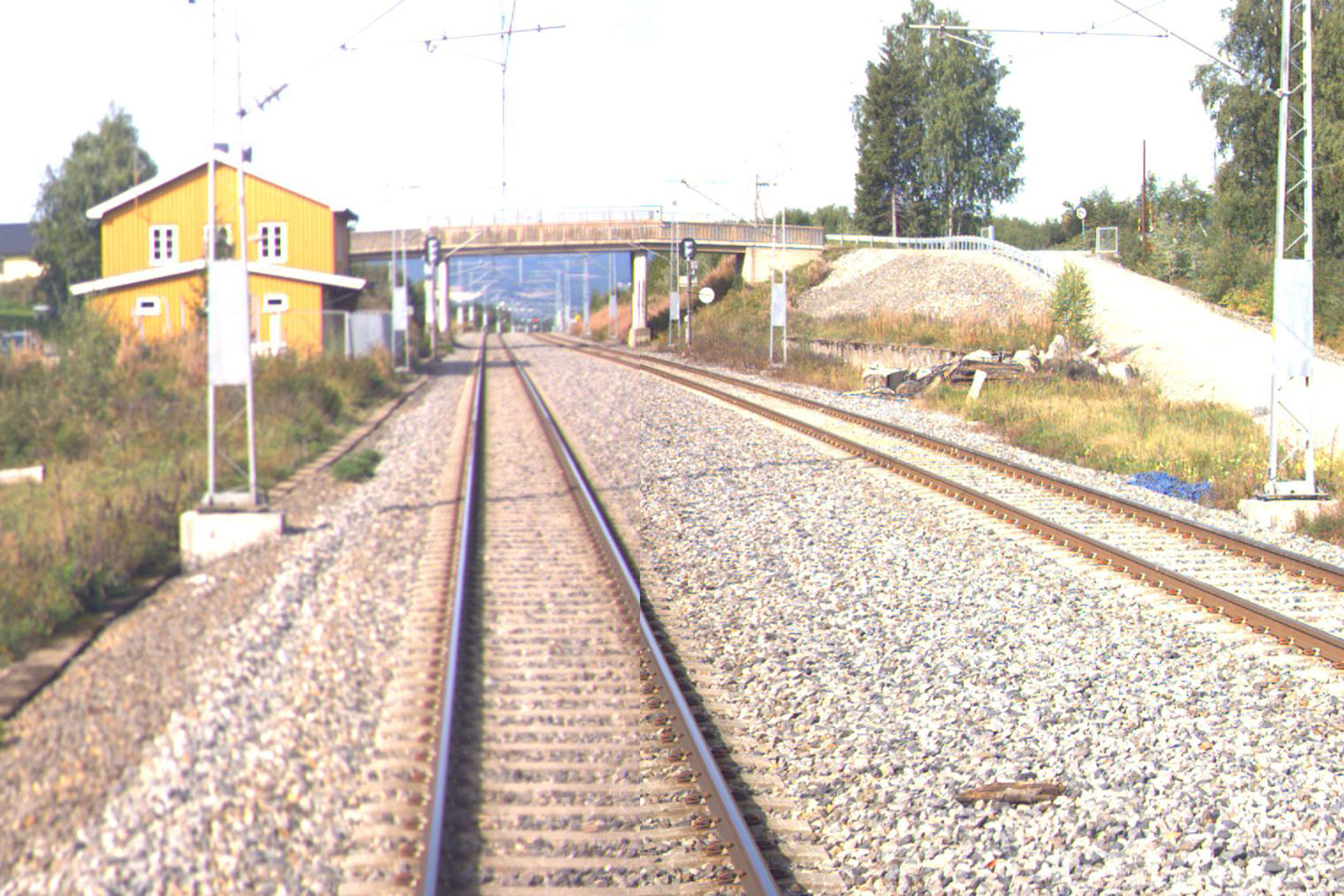 Tracks and station building at Rudshøgda station