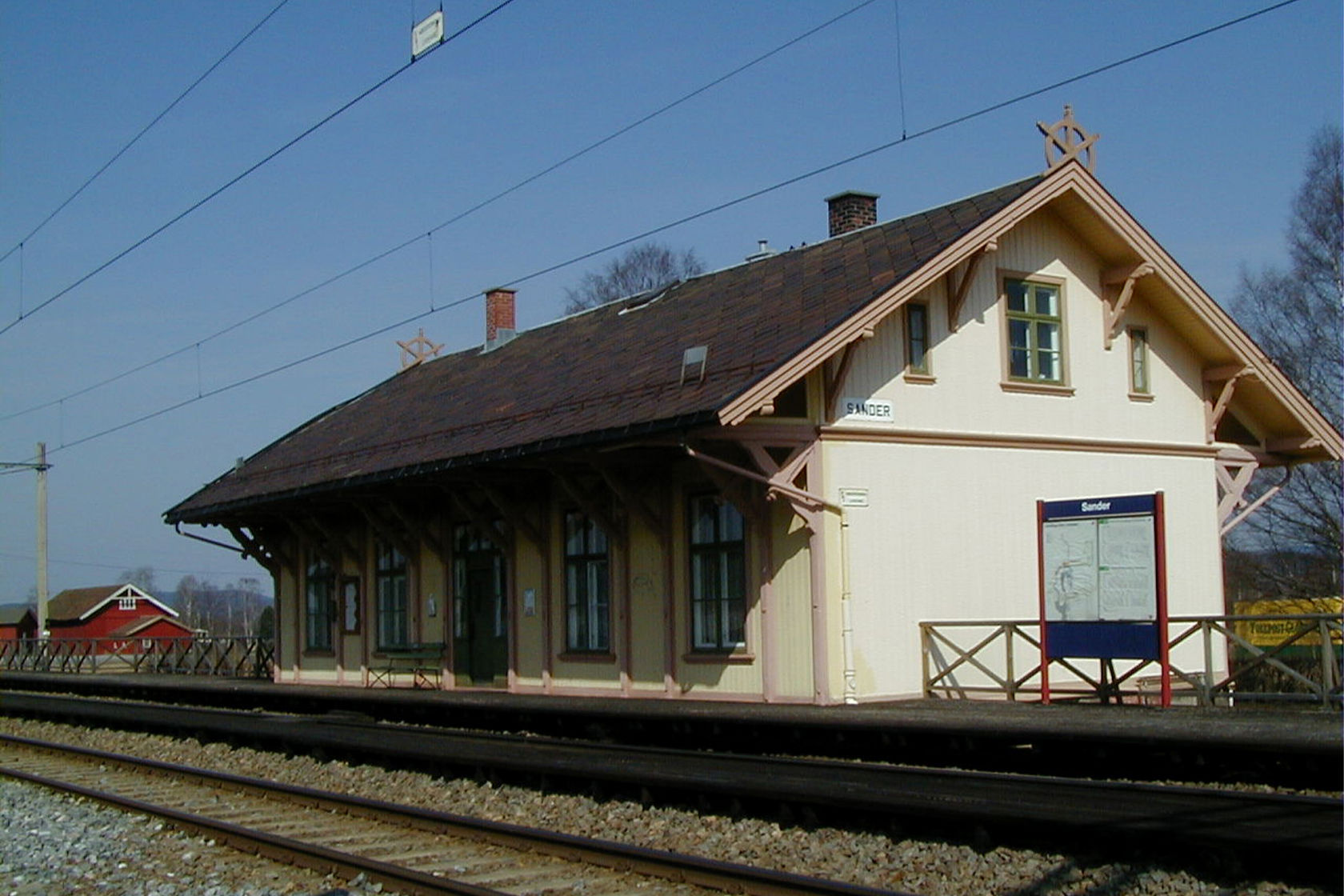 Spor og stasjonsbygning på Sander stasjon