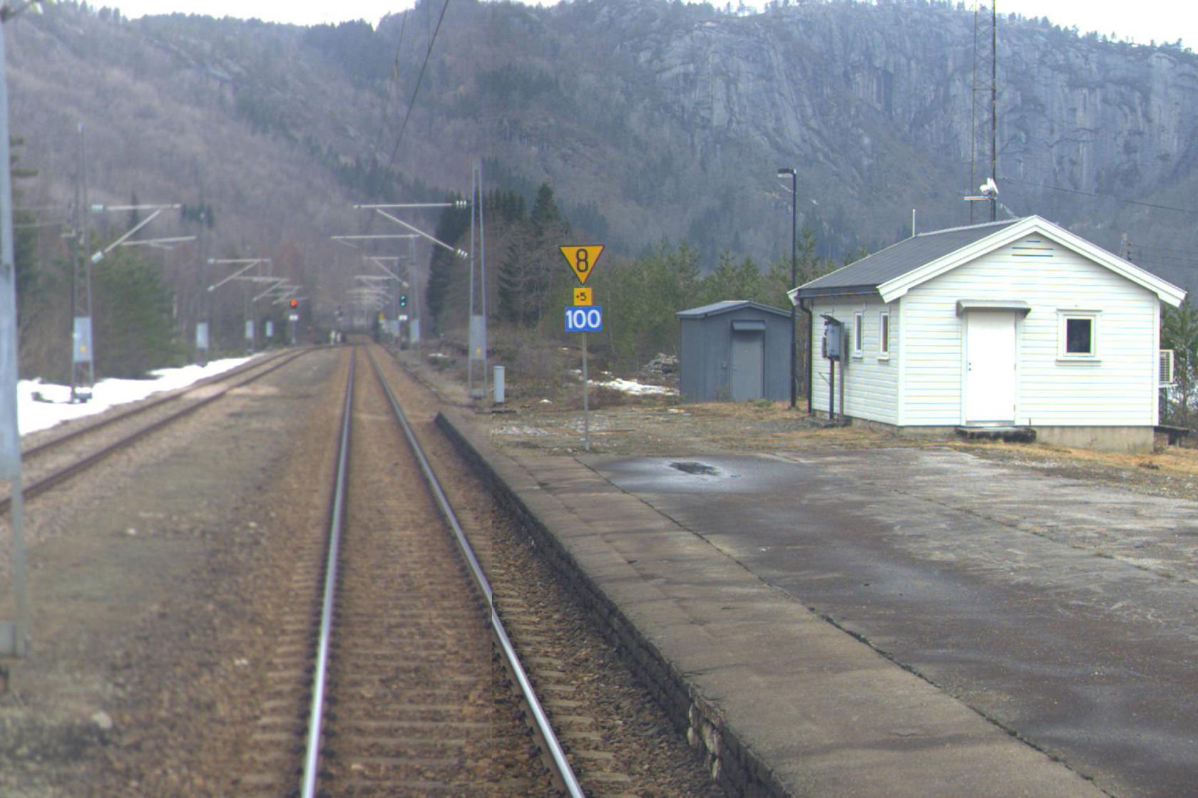Tracks and building at Sandvatn station