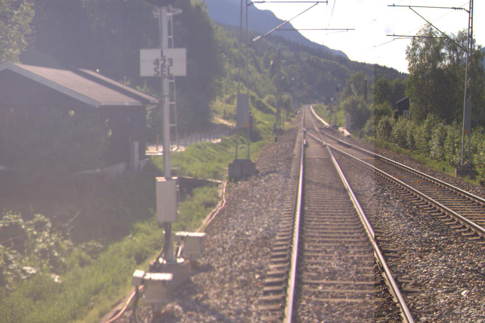 Tracks and building at Sel station
