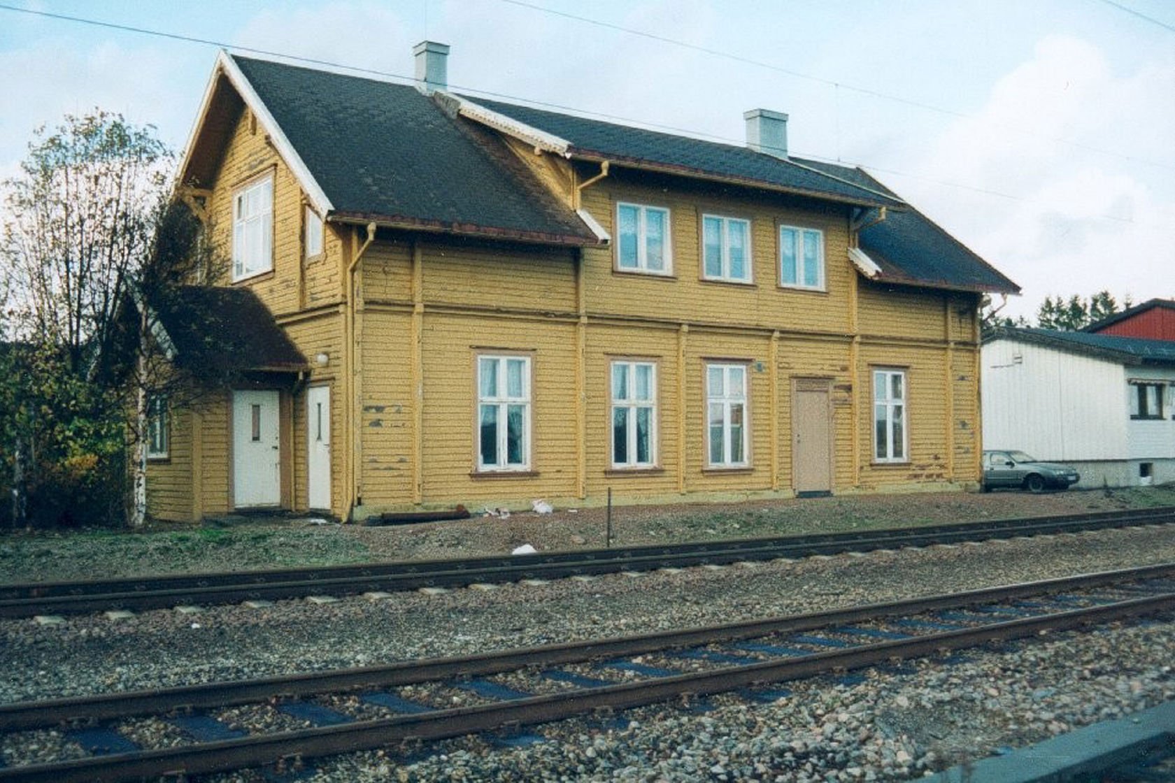 Tracks and station building at Sem station