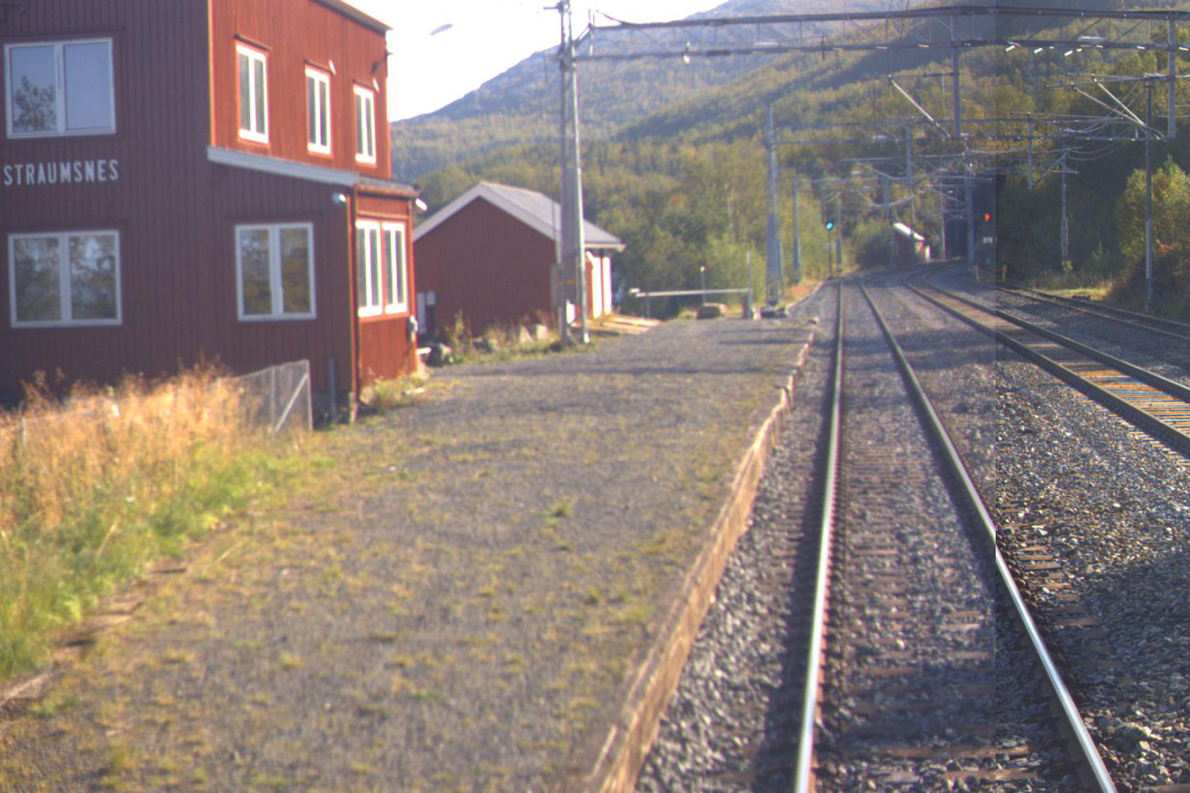 Tracks and station building at Straumsnes station