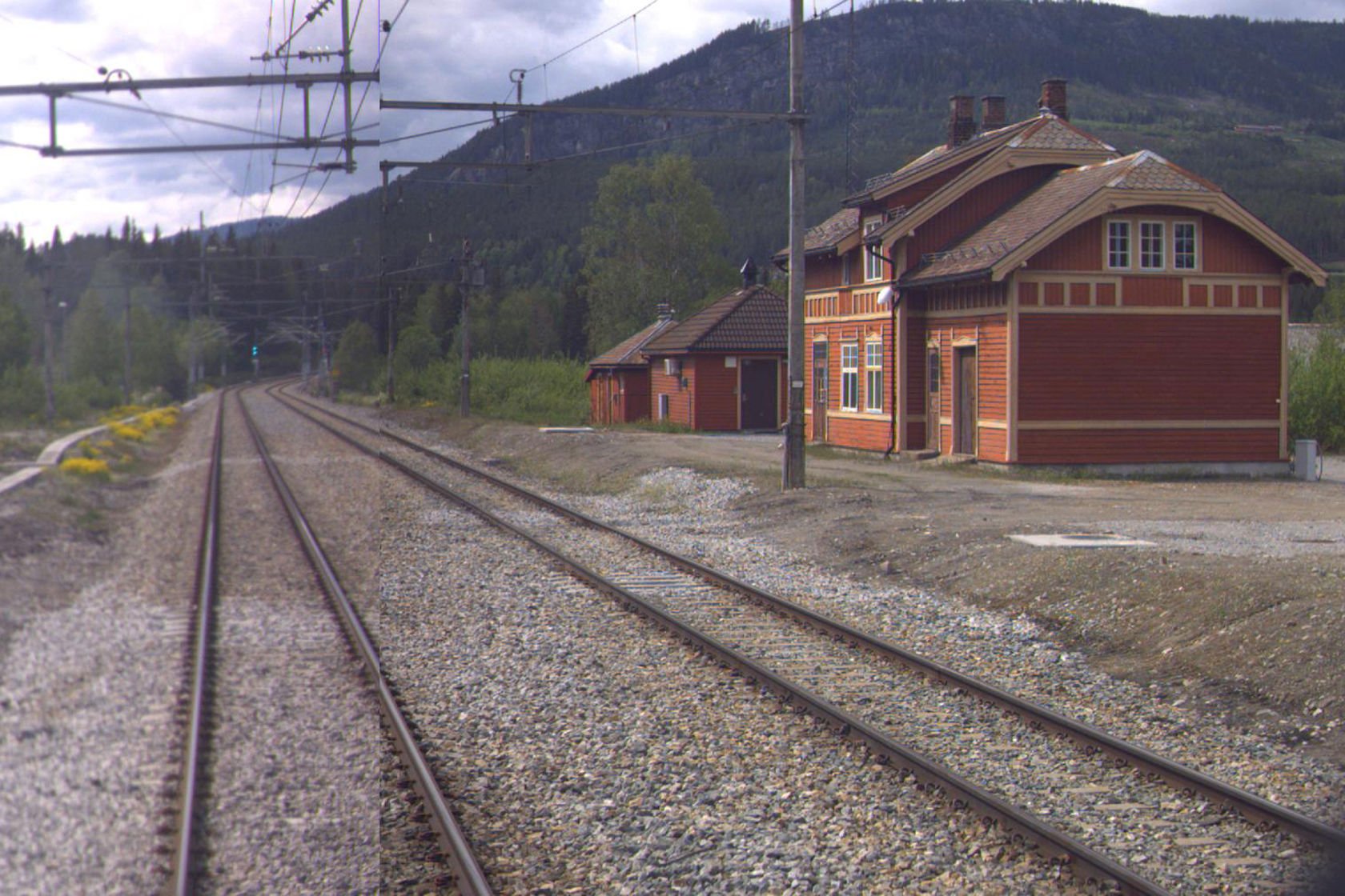 Tracks and station building at Torpo station
