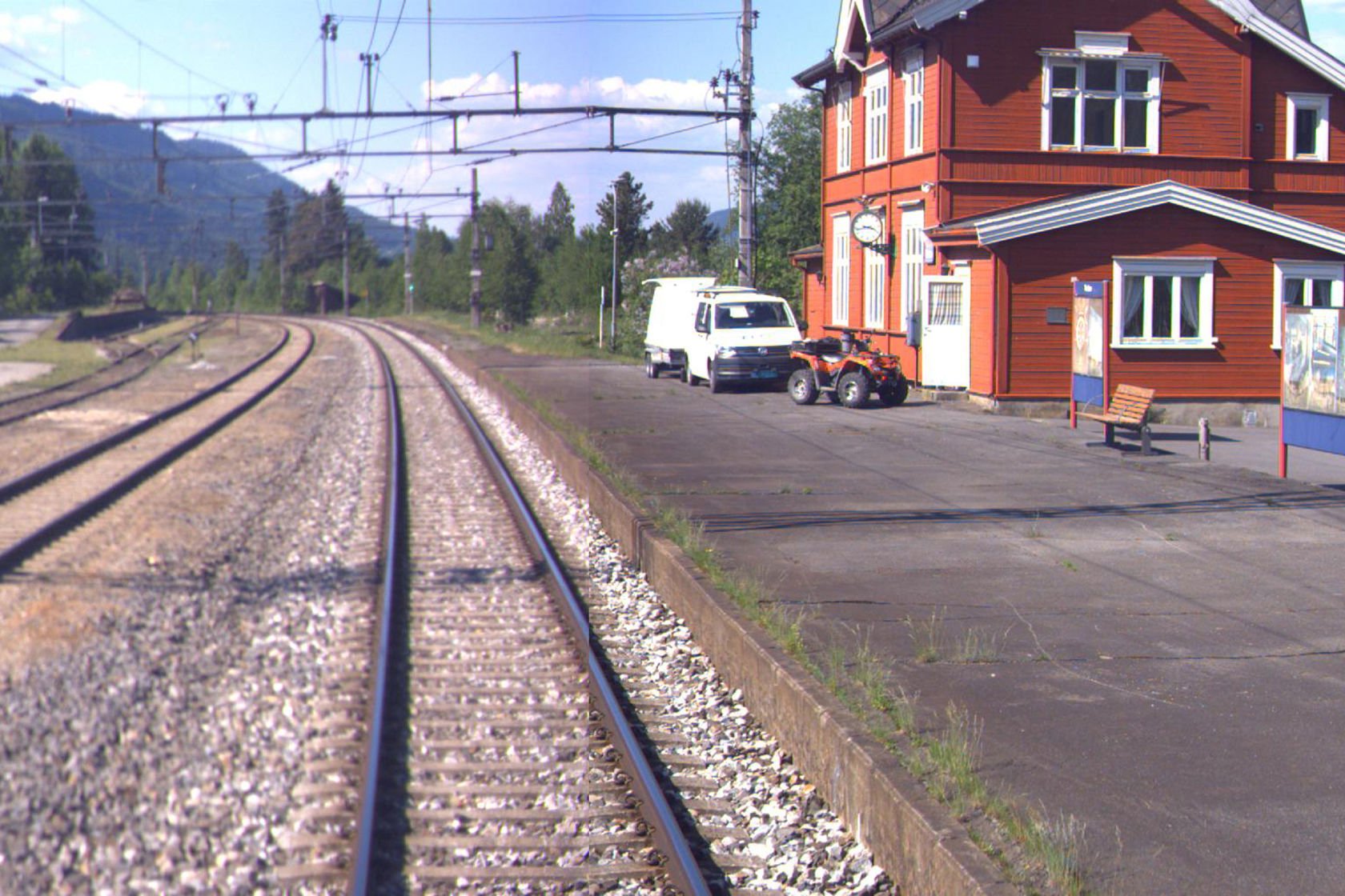 Tracks and station building at Tretten station