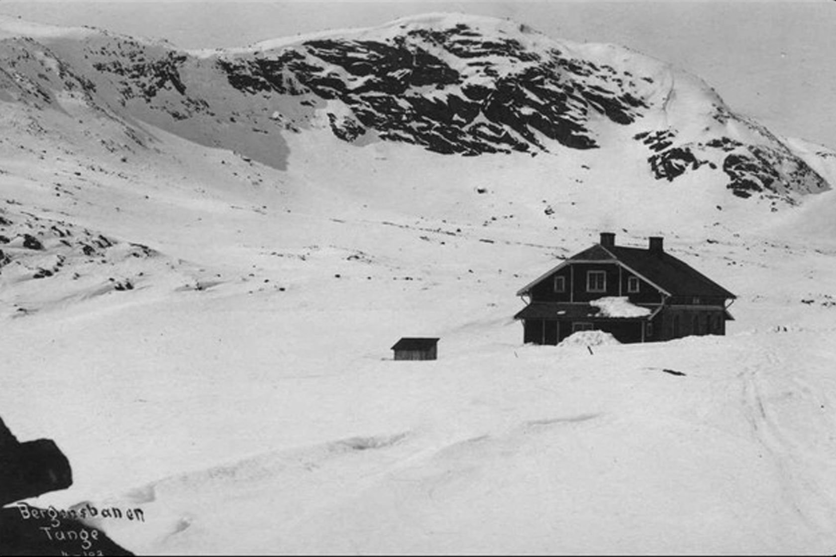 Gammelt hus i snø