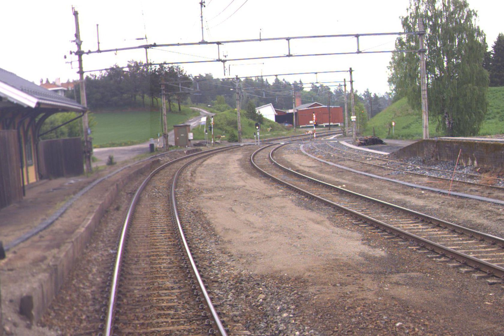 Tracks and building at Tyristrand station