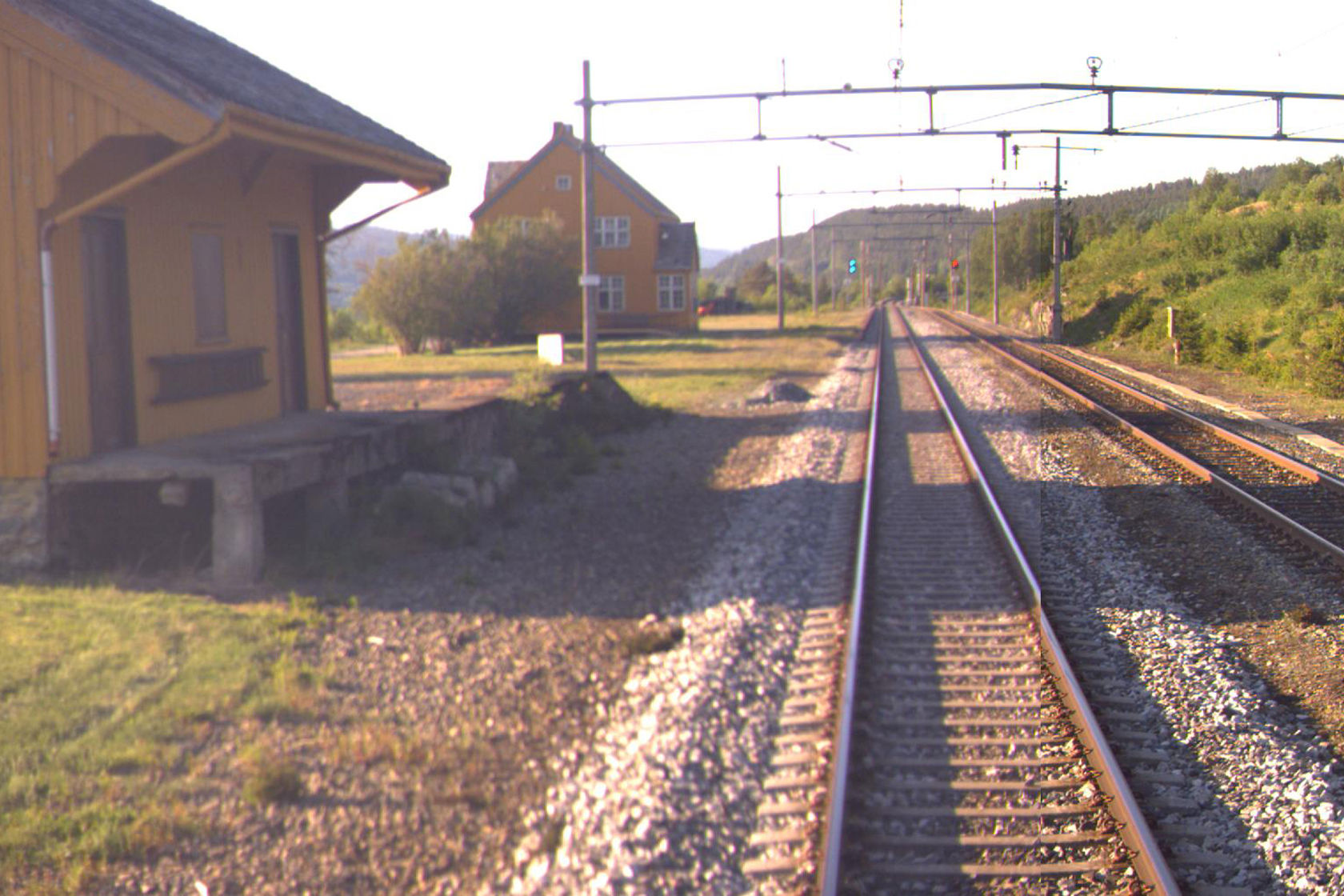 Tracks and building at Ulsberg station