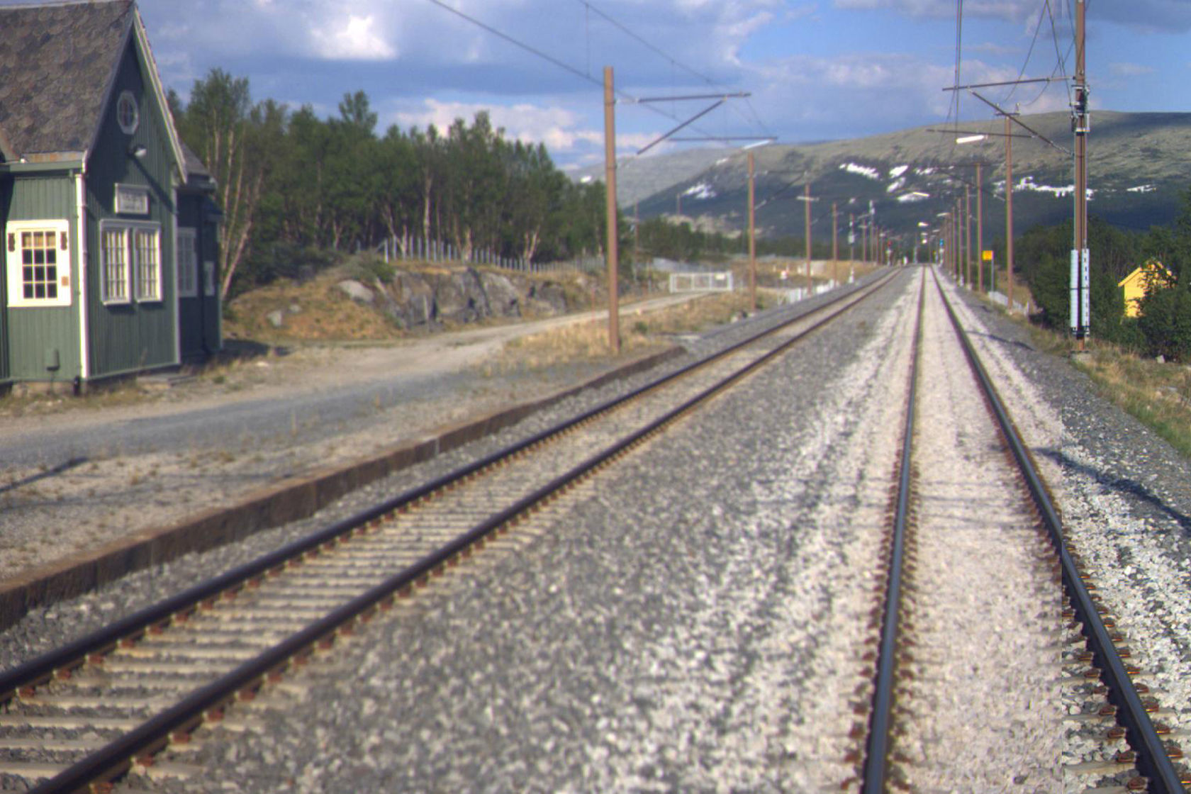 Tracks and station building at Vålåsjø station