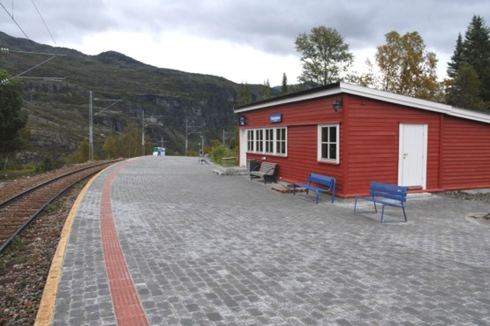 Eksteriørfoto av Vatnahalsen holdeplass