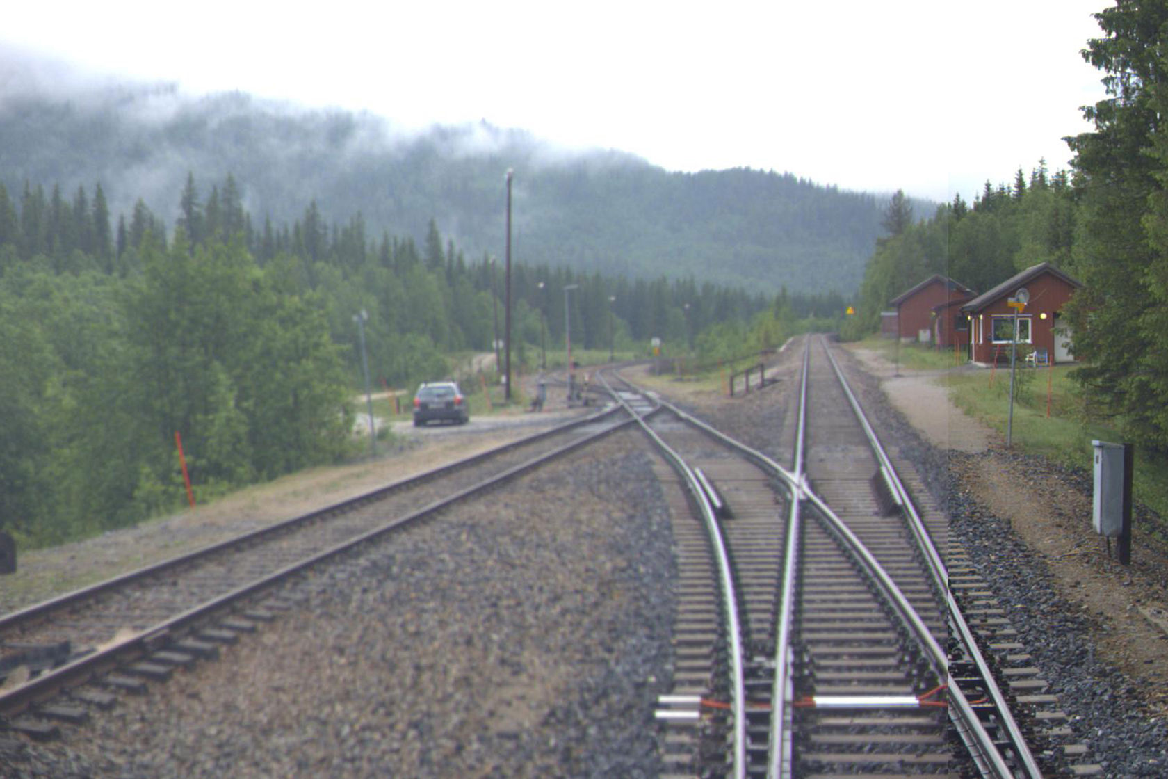 Tracks and building at Ørtfjell station