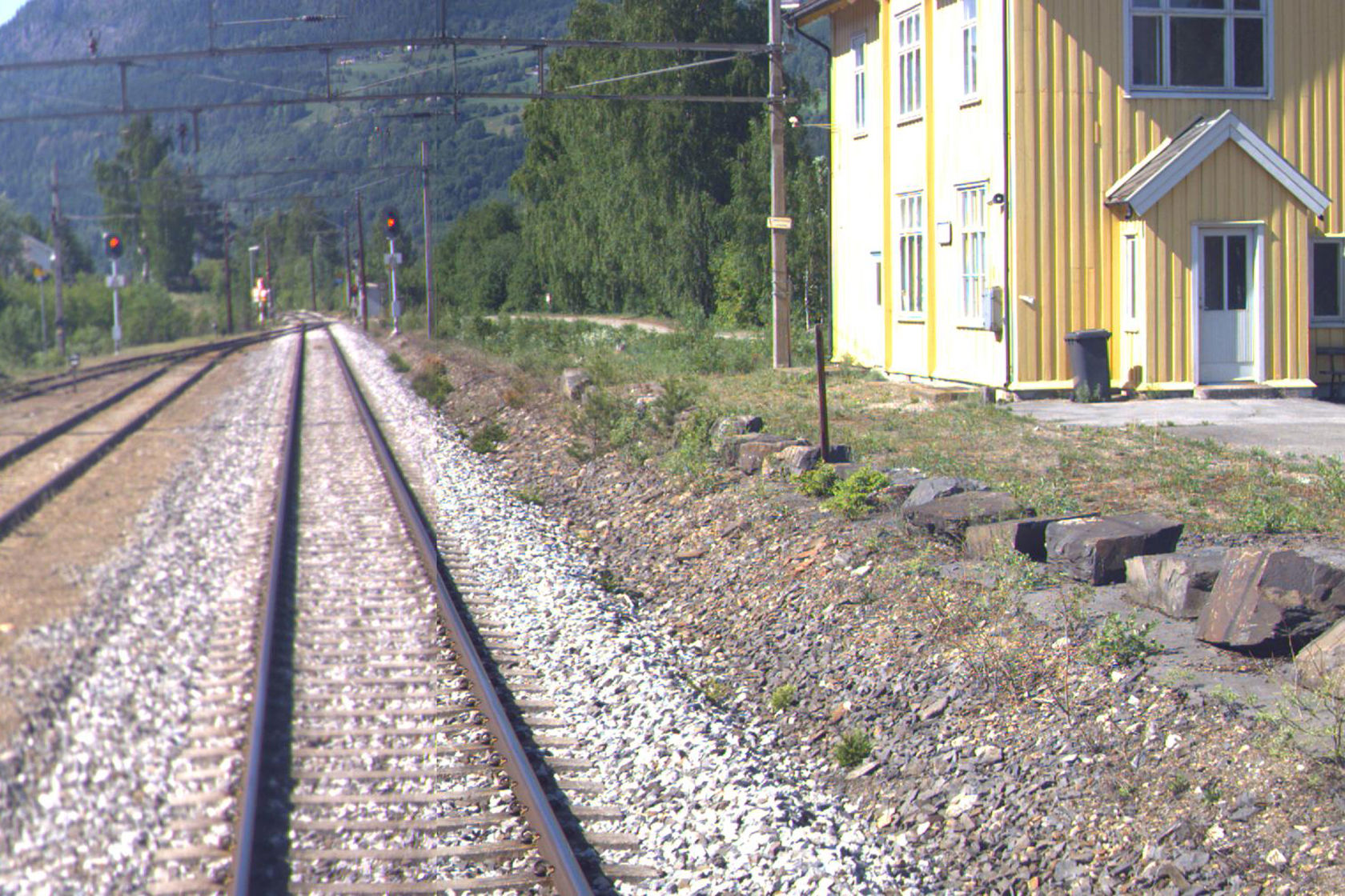 Tracks and station building at Øyer station