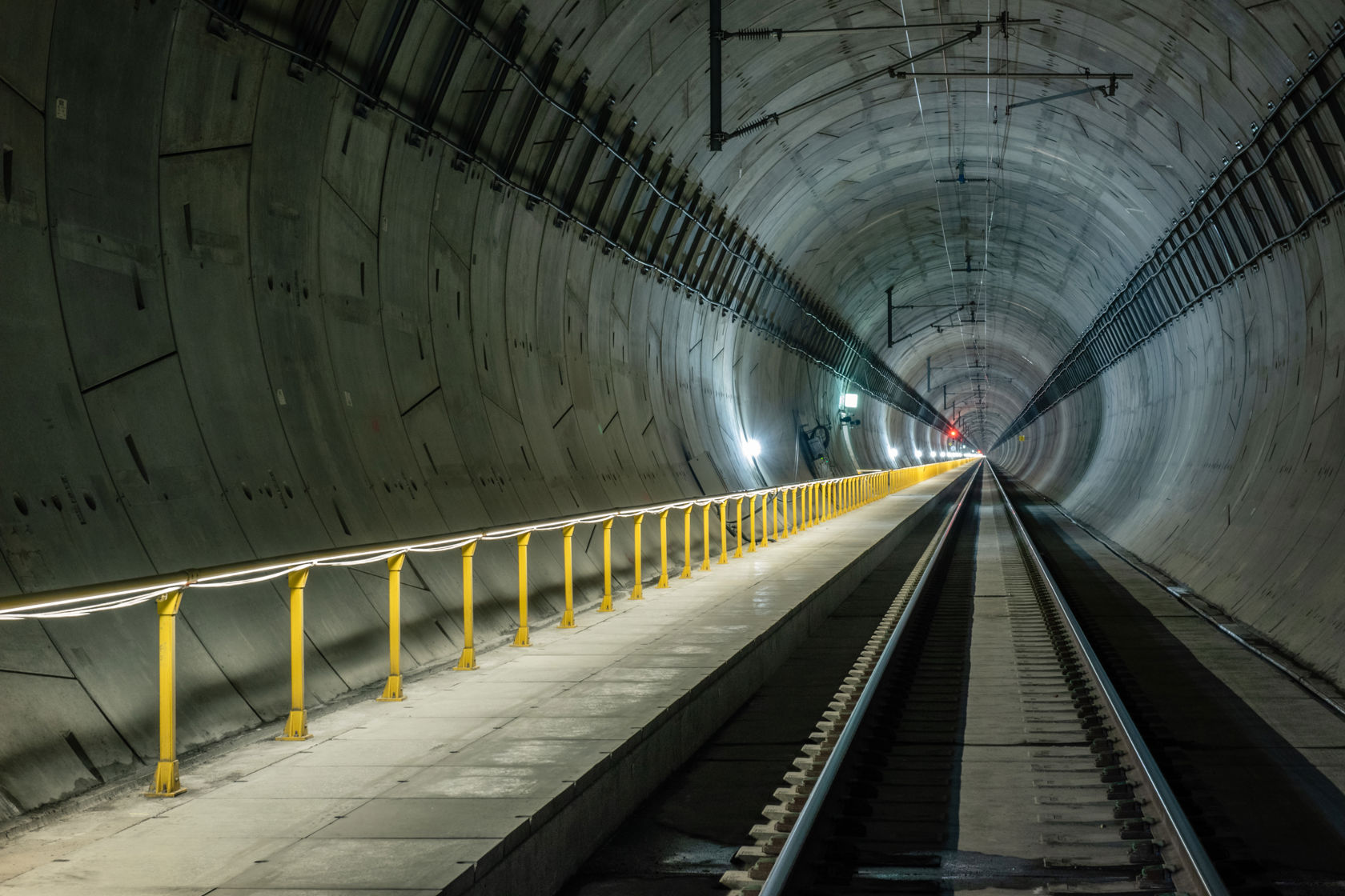 Innsiden av en jernbanetunnel