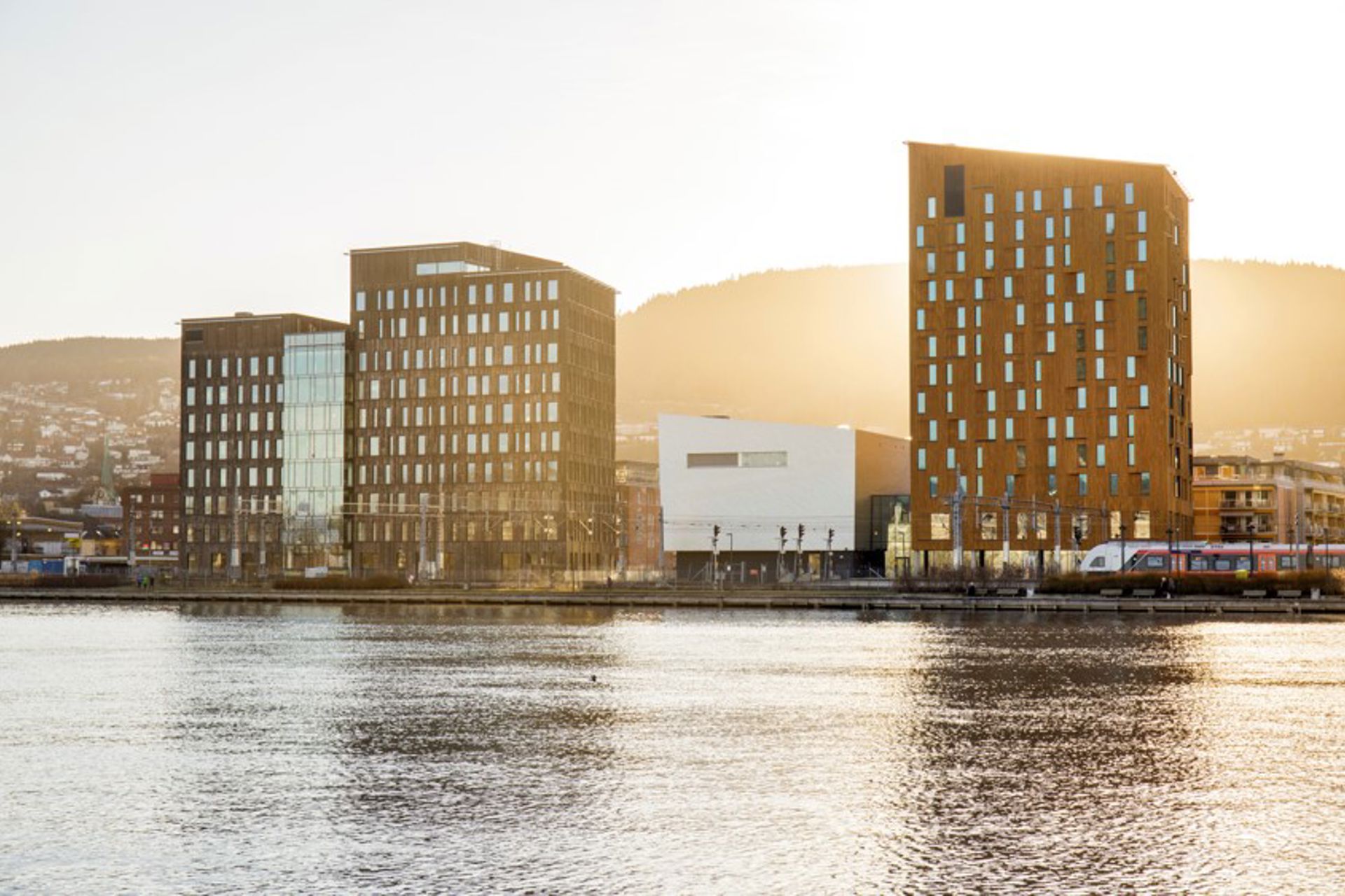 Drammen stasjon og Drammen hotell sett fra sjøsiden