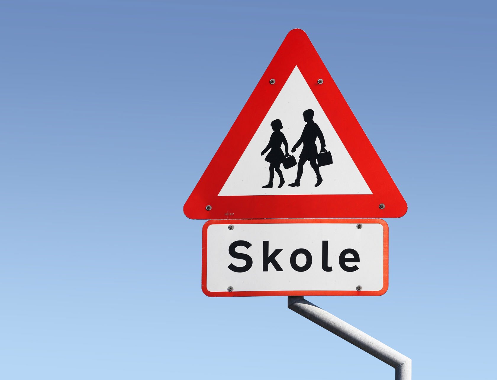 Veiskilt for skolevei, med blå himmel i bakgrunnen